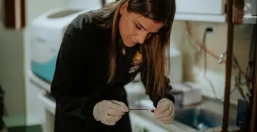 Veterinária preparando amostra no laboratório