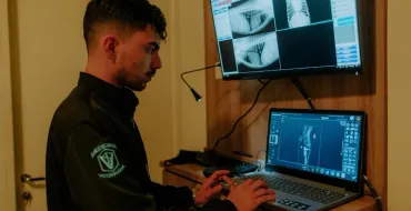 Veterinário analisando imagens de raio-X no monitor